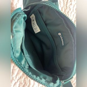 Lululemon Everywhere Belt Bag Large 2L in Green Jasper